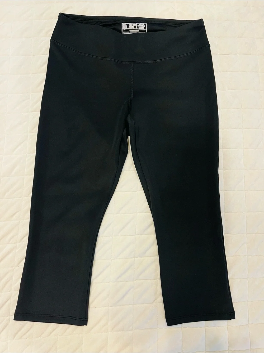 New Balance women’s black cropped athletic leggings